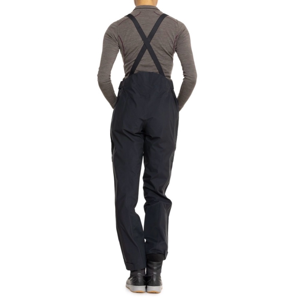 🎿Mountain Hardwear Gore-Tex Pro Pants. For your winter weather activities. 
⛷️🏂